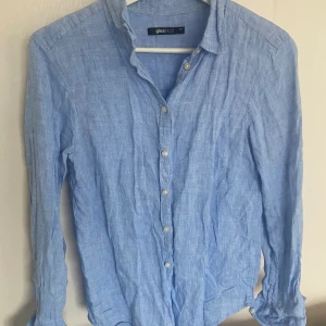 Linneskjorta  - Ljusblå Linneskjorta från ginatricot 