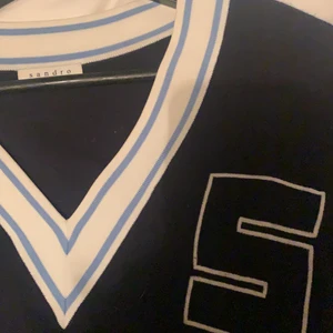 Sandro Paris  - Intressekoll! På min Sandro tröja. Har aldrig kommit till användning då jag inte fröedrar v-ringat. Nypris: 2500kr bara att fråga om fler bilder 