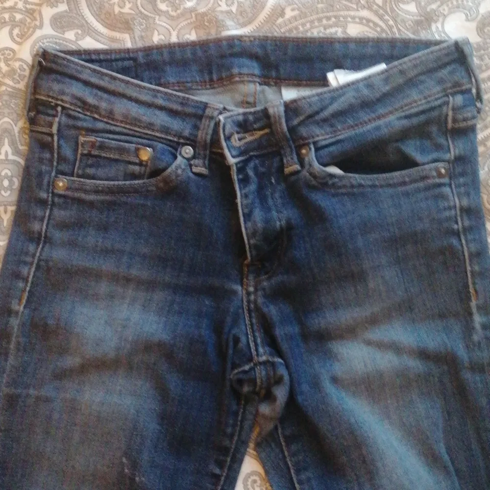 Jättefina low rise jeans som är indie aesthetic. De är i mörkblått och är också skiny jeans. Jeans & Byxor.