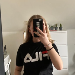 Fila t-shirt - En svart fila t-shirt med krage i storlek s ( nypris vet jag inte för att jag har fått den av en kompis )💓