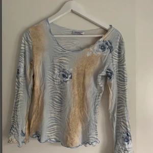 Vintage y2k topp - Så fin tröja vintage från när min mamma va ung som ny!  (Kolla in mina andra annonser har massa tröjor och byxor i samma stil, mer kommer upp snart!❤️)