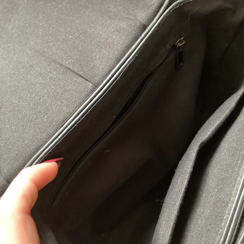 En svart kedjeväska med lång kedja och fickor inuti ( nypris 300kr ) använd några enstaka gånger💓 har fått den så har inte så jättebra koll:(. Väskor.