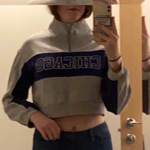 H&M Divided tröja strl XS - Bra skick, nästan aldrig använd. Normal storlek XS, jag är 168 cm lång och den sitter bra. Säljes då den bara har legat i min garderob ca 1,5 år. Nypris 100 kr