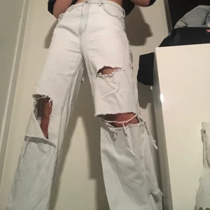 Weekday jeans modell Ace  - Jeans från Weekday i modellen ace som jag själv har klippt i. Ace modellen har vida ben och hög midja, men för mig med strl 28 sitter de oversized med en låg midja. Mycket gott skick. 