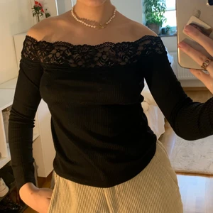 Spets tröja  - Säljer denna fina off-shoulder topp med spets som tyvärr inte kommer till användning:( 💞 köparen står för frakten men jag möter även upp i Lund💞 