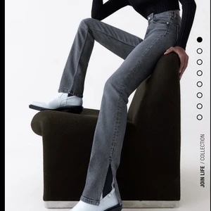 Gråa jeans med slits - Säljer mina gråa jeans från Zara då dom är lite för långa för mig! Har endast använt dom en gång, så dom är som nya :) 