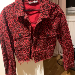  kort jacka från NAKD - jacka inköpt för ungefär 1 år sedan använd max 2 gånger storlek 42 men jag som har en storlek 38 funkar den bra för. köparen står för frakt. 