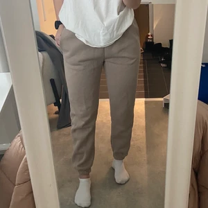 Mjukisbyxor - Mörkbeigea mjukisbyxor från Gina Tricot! Fina men kommer inte till användning. Använda ca 2 gånger därav väldigt bra skick! Storlek M men passar både mindre och större beroende på hur man vill att dem ska sitta🤍
