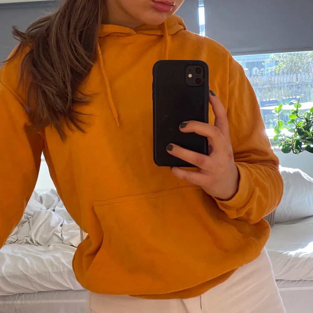 Säljer denna orangea hoodie, riktigt ball, snygg nu till våren.  Köpt för 350, säljer för 69🧡 Kan skicka men köparen står för frakten. :) . Hoodies.