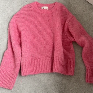 Snygg stickad tröja från hm prenium. Slutsåld på hemsidan. Buda i kommentarerna.  - Bra skick och sparsamt använd. BUDET LIGGER PÅ 290kr