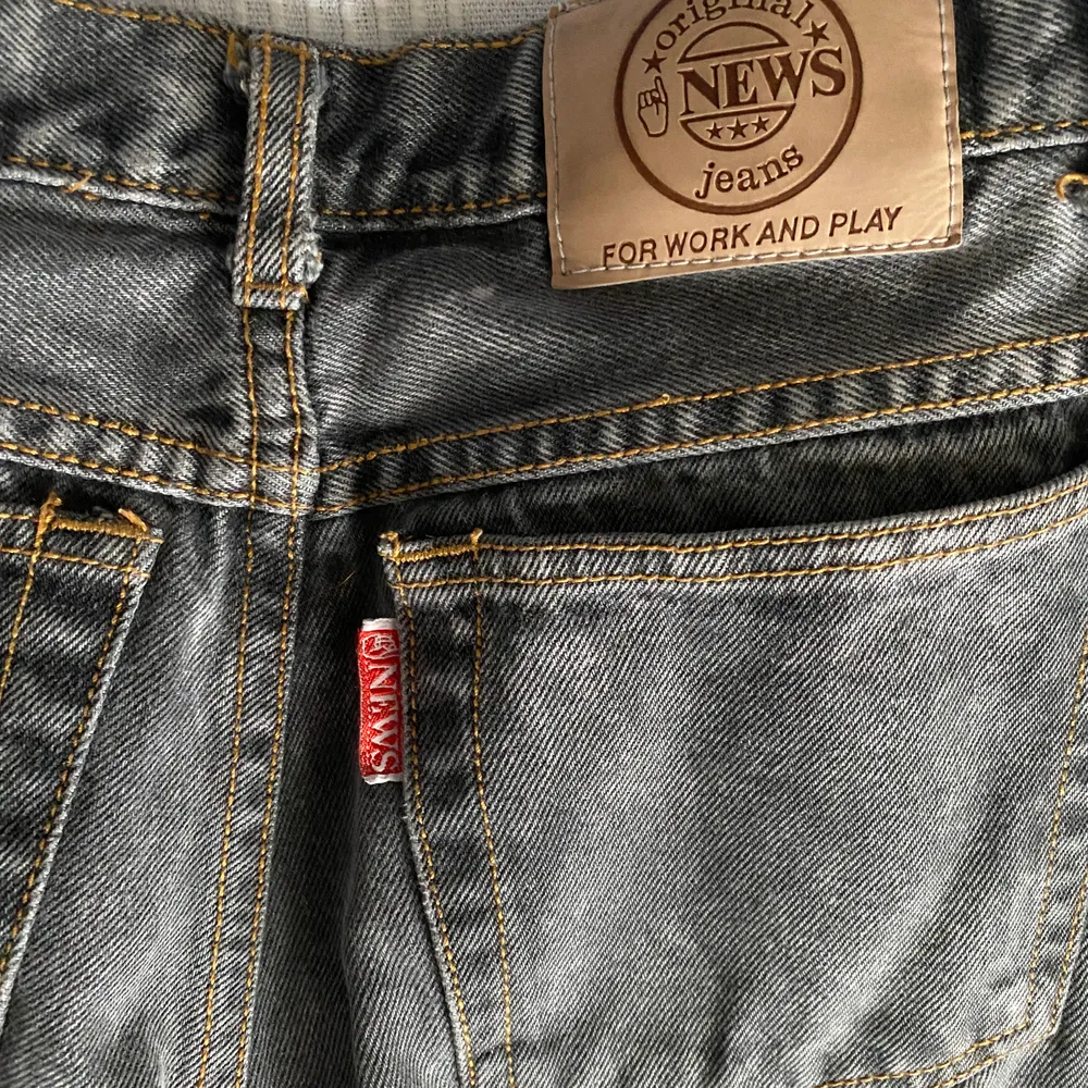 Säljer dessa snygga gråa jeans då dom inte kommer till användning längre💕 köparen står för frakt . Jeans & Byxor.