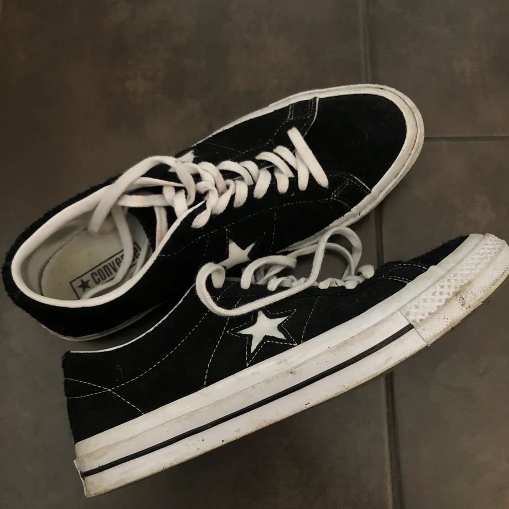 Snygga converse - storlek 43 - bra skick, enbart lite smutsiga - tar bud. Skor.