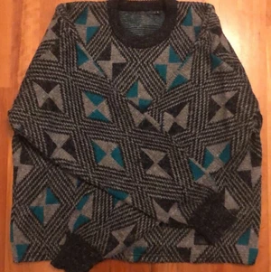 Stickad tröja - Sjukt snygg tröja. Säljer pga använder inte längre. Jätte bra kvalitet och inga difekter. Skriv för mer bilder!