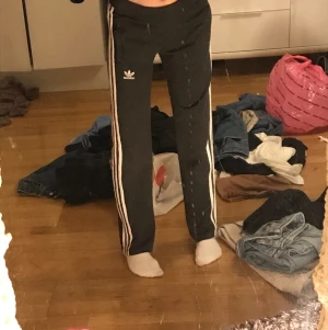Gråa adidas byxor  - Jätte fina byxor men använder nt så ofta. 