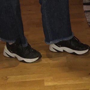Nike M2k tekno - Svarta Nike M2k tekno. Storlek 36.5. det finns slitningar inuti skon, men i övrigt är de i ganska bra skick. Skriv till mig om du vill ha fler bilder! 150kr + frakt 📦 