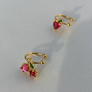Earcuffs🍓🍇🍒 - Superfina earcuff, 18k guldpläterade i nyskick. Finns 3 varianter: Körsbär, jordgubbe eller vindruva 🍒🍓 59kr styck, 2 för 110kr, 3 för 149kr😇