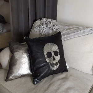 Olika prydnadskuddar säljes - Paljettkuddar, fluffiga kuddar (70*70), jag har flera andra kuddar och alla går i grå/vit/silver/svart 