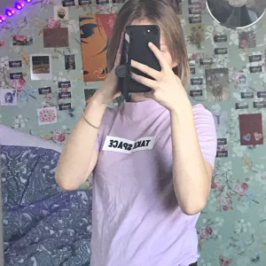 Lila t-shirt från monki - Har knappt använt! Jättebra skick! Buda gärna i kommentarerna 