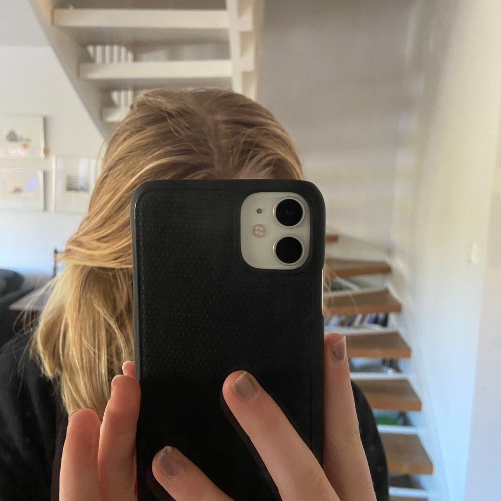 Säljer detta svarta mobilskal från ideal of sweden. Säljer pga att jag har jättemycket skal och använder inte detta. Köpt för 150kr och säljer för 60🥰på ideal of Swedens skal brukar det stå ideal of Sweden men detta skal fick jag me i ett fodral och därför står det ej! JAG BJUDER PÅ FRAKTEN. Accessoarer.