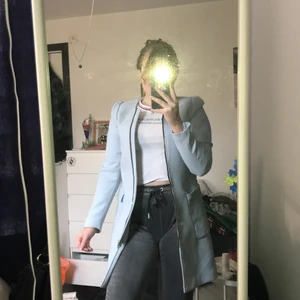 Skitsnygg blå kappa!! - Jättefin å snygg kappa från HM som tyvärr får ryka när nytt ska in 😬 snålt använd så i superbra skick & väldigt fin! Priset går att diskutera men köparen står för frakten!💞