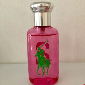 Ralph Lauren Big Pony Women Pink - 50 ml Eau de Toilette från Ralph Lauren, väldigt lite använd (max 1/8) vilket syns på bilderna. Kostar ca 400-500kr ny. Säljer pga det är inte min doft. Frakt tillkommer📦 Fråga i DM!📮 Många som har varit intresserade så jag kör budgivning (höj med minst 10kr). Högsta bud just nu: 105kr inkl. frakten som står nedan. 