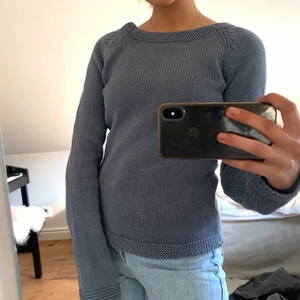Blå tröja - Fin virkad tröja med knäppning på ena axeln💙💙💙 säljes då jag tycker den är liite för tight på mig som brukar ha S på överdelar, passar nog någon med XS eller mindre perfekt!!
