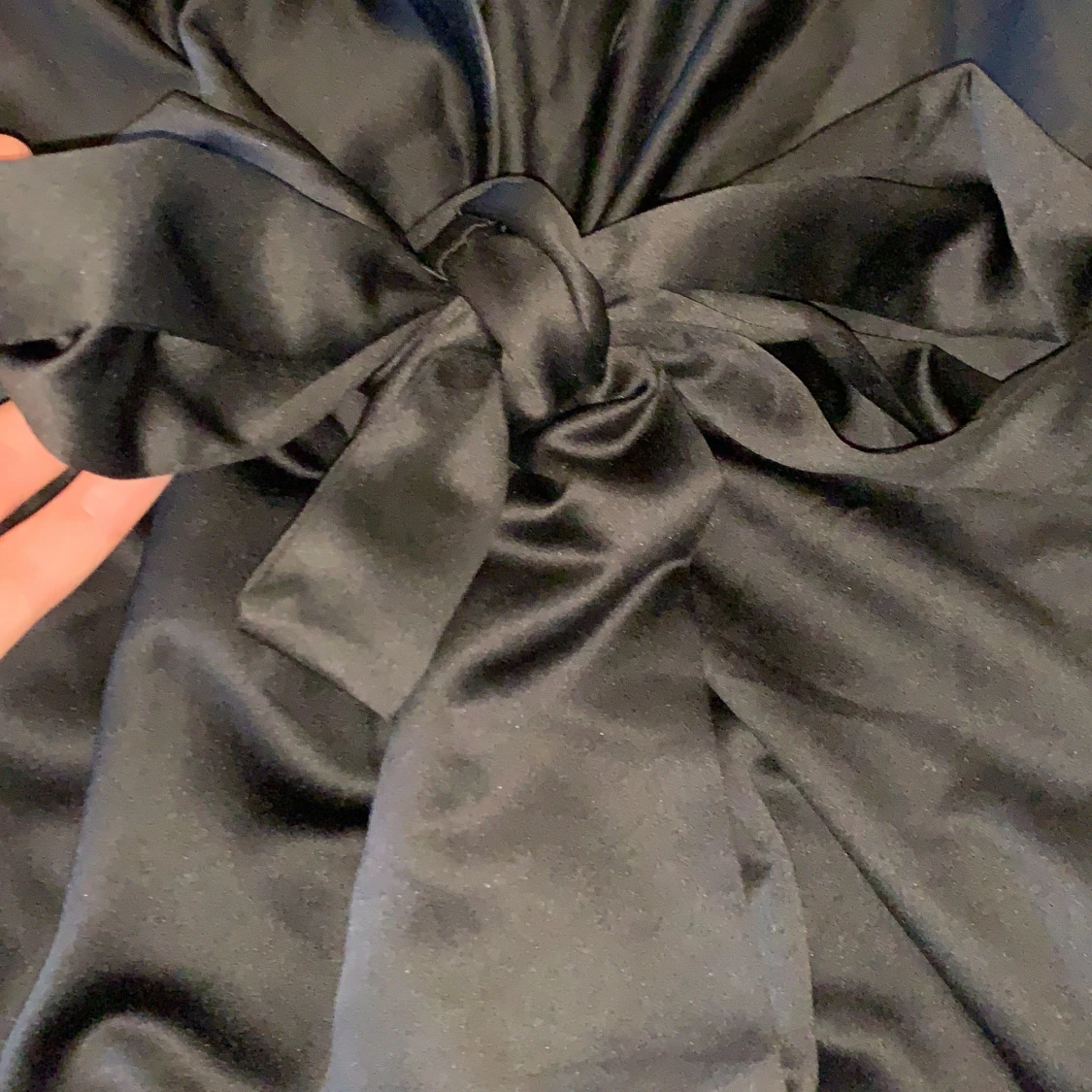 Långärmad klänning i satin - 90