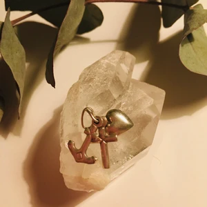 Silverberlock tro, hopp och kärlek - Liten söt berlock i silver med figurerna tro, hopp och kärlek 🥰 