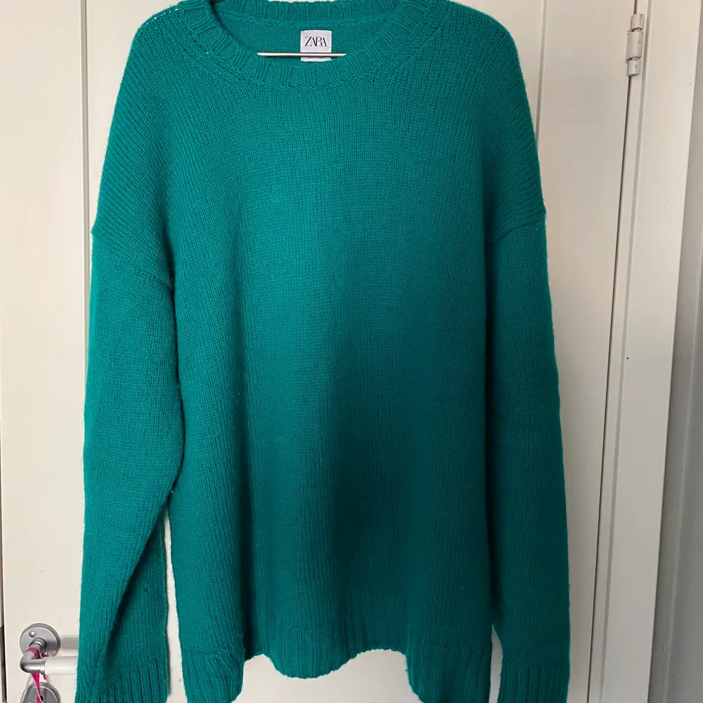 Super fin grön stickad tröja ifrån Zara i superbra skick! Stl: XL, nypris 559kr 💚 . Stickat.