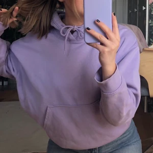 Lila hoodie - Säljer min älskade hoodie från Weekday. Älskar färgen men används inte lika mycket längre. Väldigt bra skick. Köparen står för frakten (alltid spårbar).