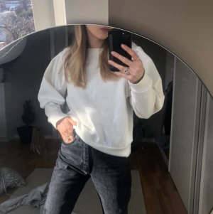 TRÖJA❣️❣️❣️ - En super cool och söt tröja!🤩🤩 sitter jätte fint på💞💞 säljer den för den aldrig kommer till användning tyvärr⚡️⚡️ säljer den nu för 100kr!!! 🥳🥳 du som köper står för frakten 😁💞