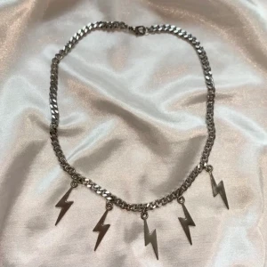 Fint halsband med blixtrar  - Ett fint halsband som inte kommer till användning. Typ aldrig använd o därför mycket bra skick! Köparen betalar frakt 