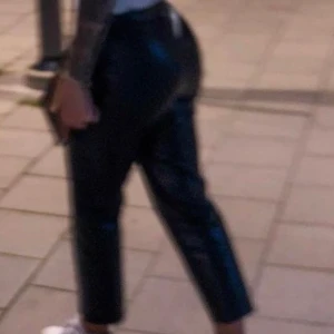 Linn Ahlborg X NA-KD - Skinnbyxor från Linn Ahlborgs kollektion med NA-KD i storlek 36. Säljer då dom är för små för mig. Har en liten defekt (bild nr 3) den lilla metallgrejen är lite lös men det går att knäppa byxorna ändå och det går även att laga. 