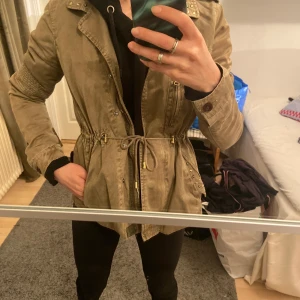 Jacka  - Jackan är från zara och är i fint skick. Storlek XS💕  köparen står för frakt📦🌟