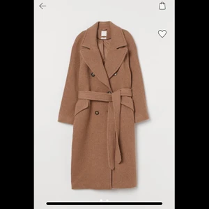 H&M kappa storlek L - Jätte fin brun kappa från H&M s ”finare” märke premium quality, storlek L men skulle säga att den är stor i storleken så minst en XL, den är helt oanvänd med prislapp kvar, säljer pga att jag tycker den är för stor och blir väldigt lång på mig som är kort, pris kan diskuteras. Kan mötas upp i Karlstad eller frakta men då står köparen för frakten 