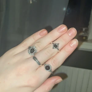yk2 ringar - söta ringar som tyvärr inte faller mig i stilen, lite små i storleken🤎 ej äkta silver, 45kr för alla