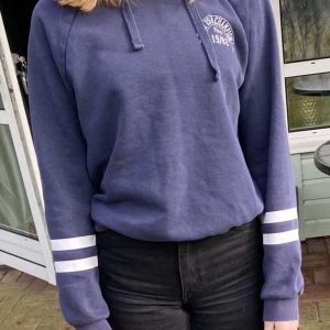 Gina Tricot hoodie marinblå - Mörkblå hoodie med vita detaljer på ärmarna och ena bröstet. Storlek s men passar bra på XS-liten m, observera att den är lite kort i ärmarna dock! Bra skick men inte lika mjuk inuti längre och färgen har bleknat lite! Nypris 249kr mitt pris 110kr inkl. frakt!
