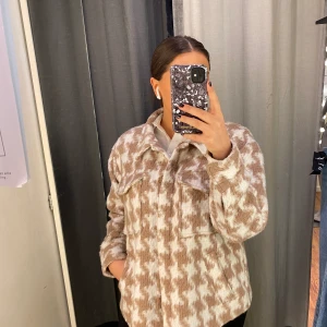 Fin höst/vår jacka! - Säljer denna jacka ifrån nakd, då den inte kommit till användning. Knappt använd så i väldigt bra skick! Storlek 40 ❣️ (köparen står för frakt, inga returer) nypris 800, säljer för 400 