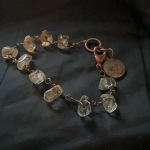 Armband  - Ett fint Sten armband. Använder inte den hänger. Passar allt och är supper snyggt💕