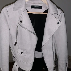 Bikerjacka i mocca - Kort modell och köpt ifrån Zara. Material: mocca, i storlek xs. Väldigt gott skick, använd 2 gånger.