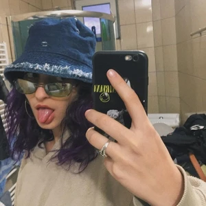 Jeans Buckethat  - Jättecool buckethat i bra skick. Har provat den i olika människor och storleken passar de alla så borde gå bra men annars skicka dm kan jag mäta :)