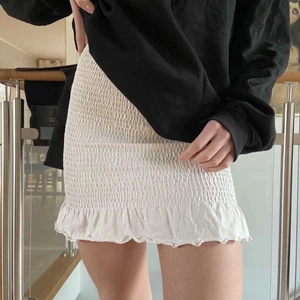 Kjol - Söt kjol ifrån Gina tricot. Köpt i somras men den är endast använd 1 gång. Storlek XS men den är väldigt stretchig så skulle även kunna passa S och M. ⚡️ 