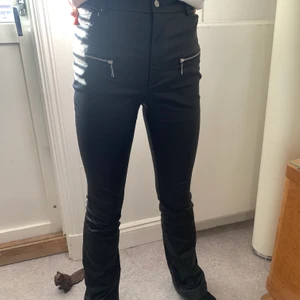 Afjxnakd byxor strl 36 - Säljer dessa byxor från afjxnakd då de inte kommer till användning! Super bekväma😎😎👍strl 36