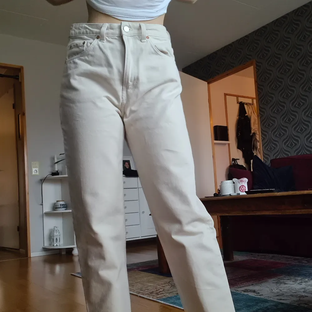 Helt nya jeans från weekday i modellen Lash. Säljer pga felstorlek. Jag är xs/s som referens. Passar nog en M . Jeans & Byxor.