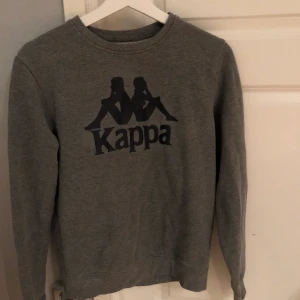 Kappa sweatshirt - Mörkgrå sweatshirt från kappa med tryck på framsidan. Storlek S