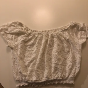 Tröja/topp - Fin tröja/topp som man kan ha antingen off-shoulder eller på axlarna. Finns ingen lapp men skulle säga ungefär storlek S, möjligtvis M.