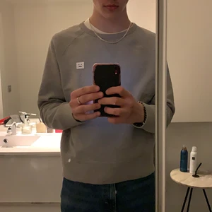 Grå acne studios tröja, M - Grå acne studios tröja i storlek s. Skön tröja som jag tyvärr växt ur, den är även i väldigt bra skick fortfarande. Bud från 450kr! (OBS, köpare står för frakt!)