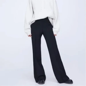 Svarta Kostymbyxor - Helt nya svarta kostymbyxor ifrån ZARA😋I storlek XS, skirv om ni har några frågor, pris går att diskutera! Frakt tillkommer!!!💘💘