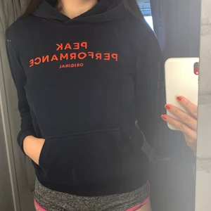 Peak performance hoodie - Säljer nu min älskade peak hoodie för att jag behöver plats i garderoben. Den är i nyskick och väldigt sparsamt använd.