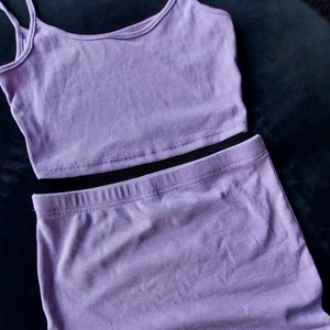 Lila set  - Oanvänd. Se färgen på bild nr 3. En croppad topp och en kort högmidjad kjol. Passar S.#set
